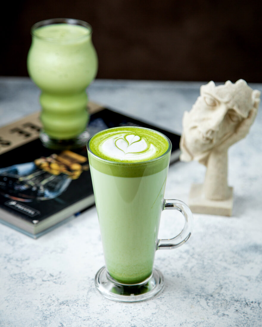 un-vaso-de-te-verde-matcha-con-cafe-con-leche-en-la-parte-superior-1 (1)